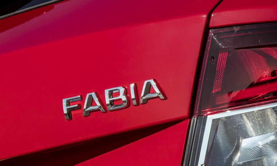 Логотип Skoda Fabia Monte Carlo (NJ) 2018 года  (UK) (фото 3 из 16)